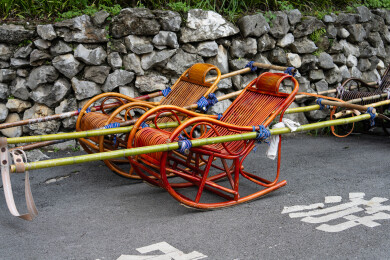 路边的竹制传统人力滑竿