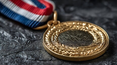 金色奖牌与红白蓝绶带