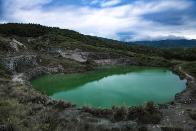 山间翠绿水潭自然风光