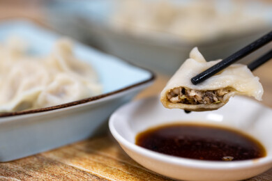 美味的饺子配蘸酱