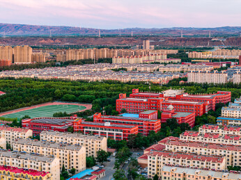 中国宁夏中卫城市傍晚航拍