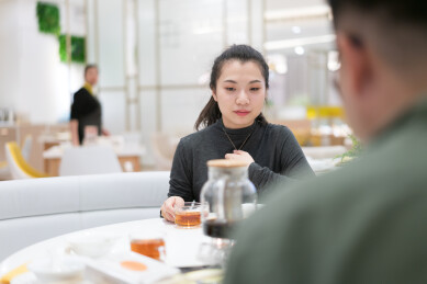 和朋友吃饭中的美女