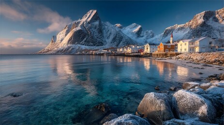 雪山海岸渔村清晨