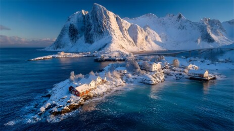 雪域渔村与壮丽山峰