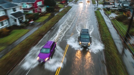 城市道路积水车辆行驶