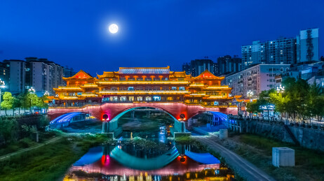 中国四川省万源市夜晚月亮廊桥园林建筑