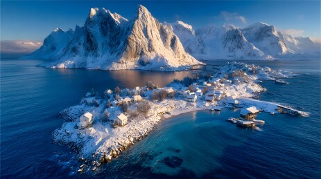 雪域渔村与壮丽山峰