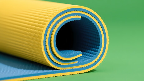 黄色蓝色卷起瑜伽垫