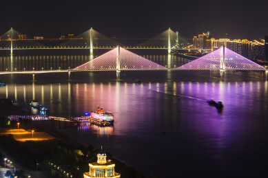 夜晚武汉长江上的桥梁灯光