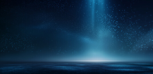 星空下微光洒在静谧海面上场景