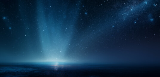 星空下微光洒在静谧海面上场景