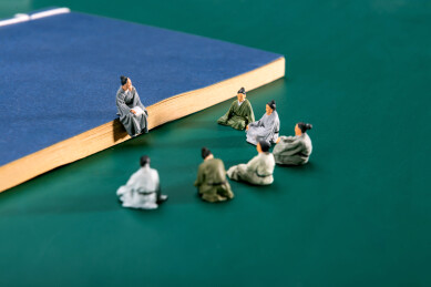 围坐听课的微缩场景