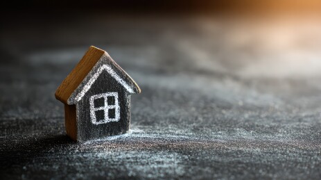 黑板上有简单的白色粉笔房屋草图