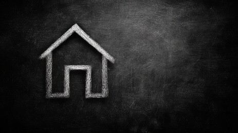 黑板上有简单的白色粉笔房屋草图