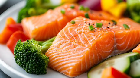 三文鱼和蔬菜摆盘