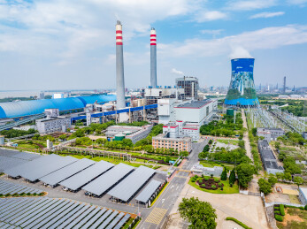城市中的太阳能光伏板和火力发电厂
