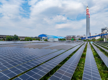 城市中的太阳能光伏板和火力发电厂