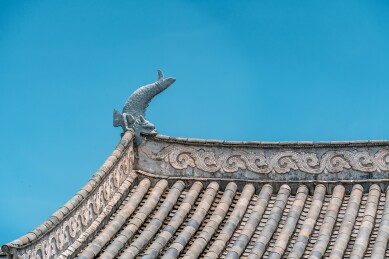 云南大理巍山古城太阳宫飞檐上的螭吻