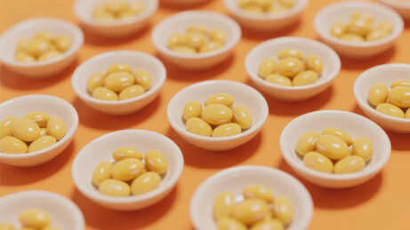 小碗里的黄色食物