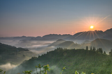 重庆酉阳：睡佛山下的晨曦破晓仙境