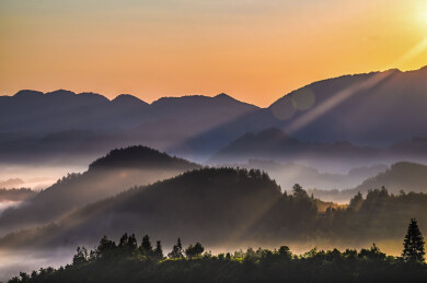 重庆酉阳：睡佛山下的晨曦破晓仙境