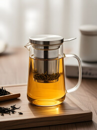 法压壶泡热茶配托盘的温馨场景