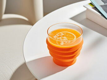 透杯盛橙汁的清新摆拍
