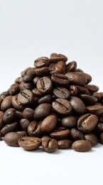 一堆深棕色的咖啡豆