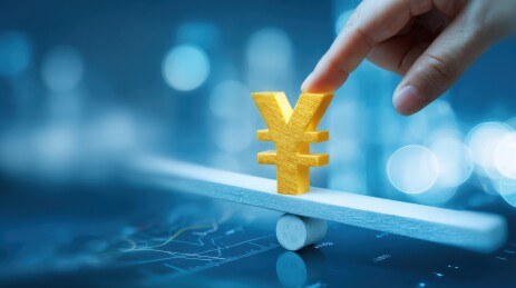 手指轻触平衡木上的金色日元符号