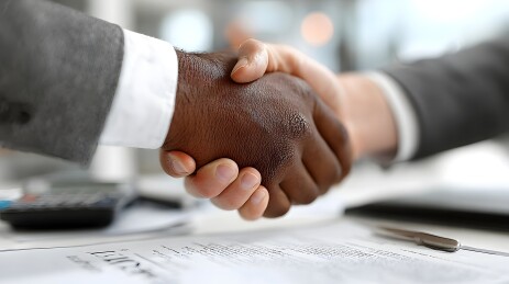 商务合作握手瞬间