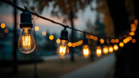 户外暖光灯串夜景