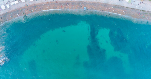 航拍大连海滨的蔚蓝海面