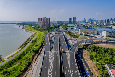 盛夏蓝天下芜湖城市快速路网航拍