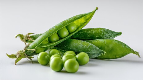 新鲜豌豆荚与散落豌豆