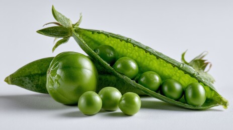 新鲜豌豆荚与绿色豌豆