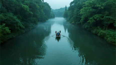 宁静河上一人划舟前行