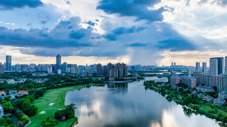 武汉东西湖金银湖片区天空下雨