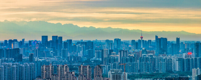 成都地标339熊猫塔周边城市高楼与远山