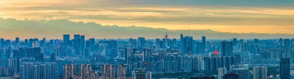 成都地标339熊猫塔周边城市高楼与远山