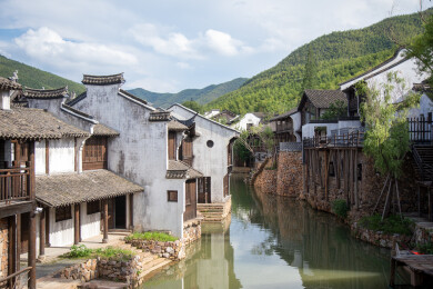 宜兴窑湖小镇蓝天下白墙黛瓦的古建筑群