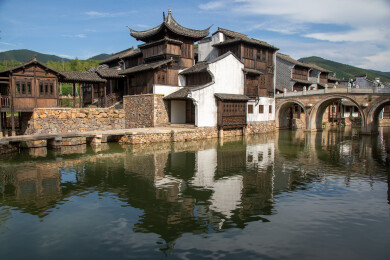 宜兴窑湖小镇蓝天下白墙黛瓦的古建筑群