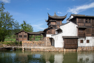 宜兴窑湖小镇蓝天下白墙黛瓦的古建筑群
