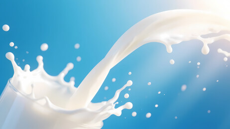 流动牛奶浅蓝背景