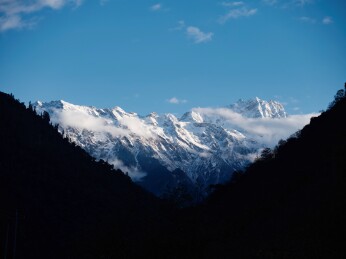 中国西藏灵芝市波密扎墨公路冬日雪山高原风