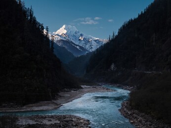 中国西藏灵芝市波密扎墨公路冬日雪山高原风
