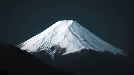 白雪覆盖的深蓝夜山峰