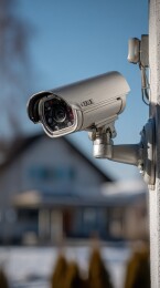 户外安装的监控摄像头