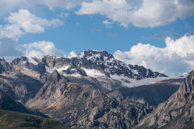 蓝天白云下的川西海子山