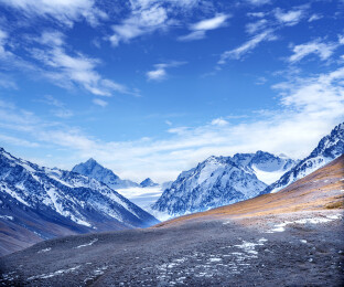 中国新疆塔县红其拉甫口岸喀喇昆仑山群山山