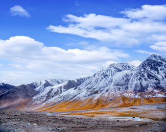 中国新疆塔县红其拉甫口岸喀喇昆仑山群山山
